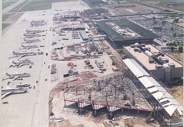 Imatge a&egrave;ria de l'aeroport ampliant les terminals per a les Ol&iacute;mpiades del 92